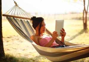 GirlReadingKindle460x325